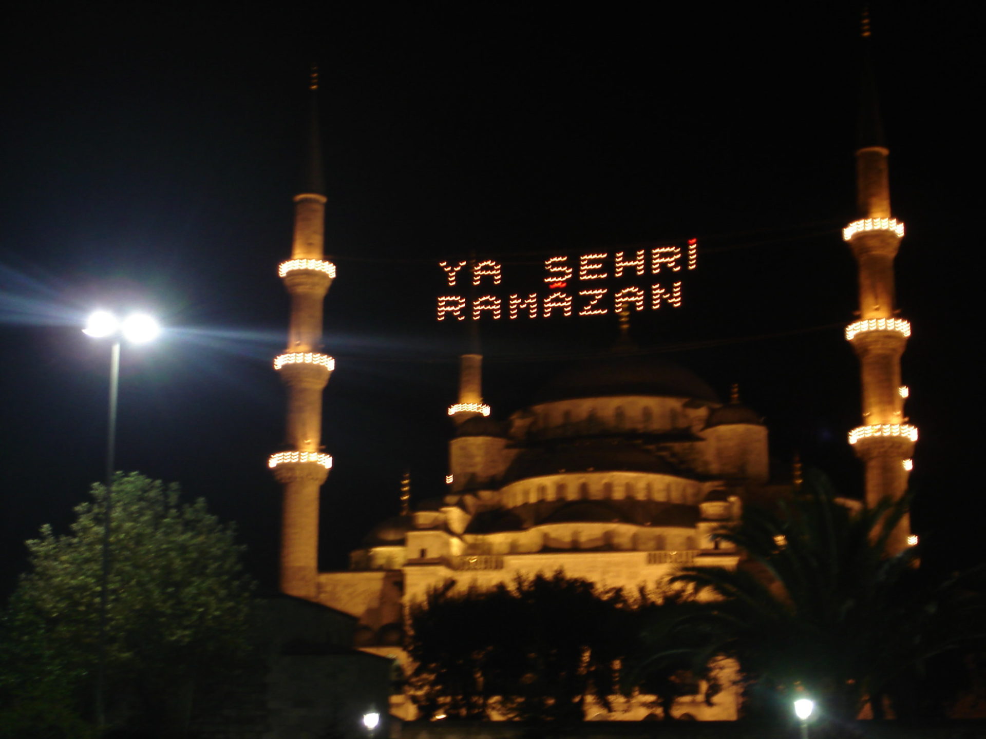Die Sultan-Ahmed-Moschee in Istanbul mit der traditionellen Ramadan-Beleuchtung Mahya.
