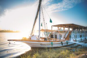 DSC_1923_RE queeny front landed 2025