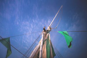 DSC_2996_RE crew on mast 2025