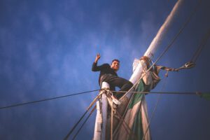 DSC_2998_RE crew on mast 2025